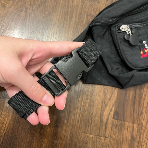 Disneyland Fanny Pack embroidered logo on black - Picture 3 of 7